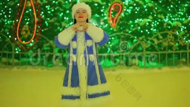 一个微笑的雪女在圣诞树上露出一颗心
